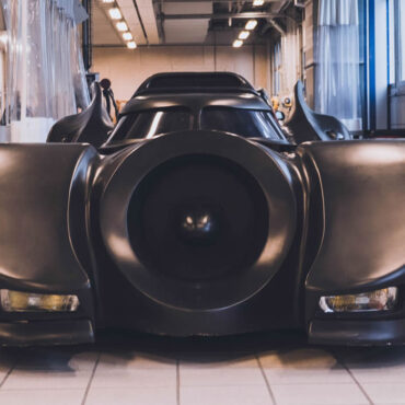 Un homme construit une réplique fonctionnelle de la Batmobile dans son garage