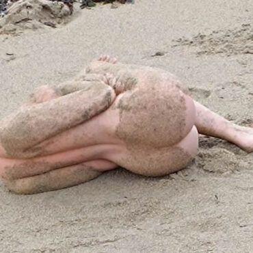Elle croit découvrir un cadavre sur la plage… c’était une poupée pour adultes
