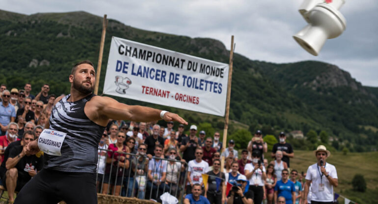 Le champion de marteau qui a explosé le record du monde de lancer de toilettes